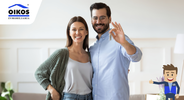 Pareja adquiriendo las llaves de su vivienda